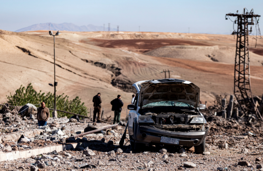 Invånare i al-Hasakah betraktar skadorna efter ett av de turkiska flygangreppen.