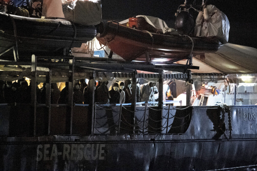 En del av migranter på räddningsbåten Humanitarian, vid hamnen Catania på Sicilien, får gå i land.