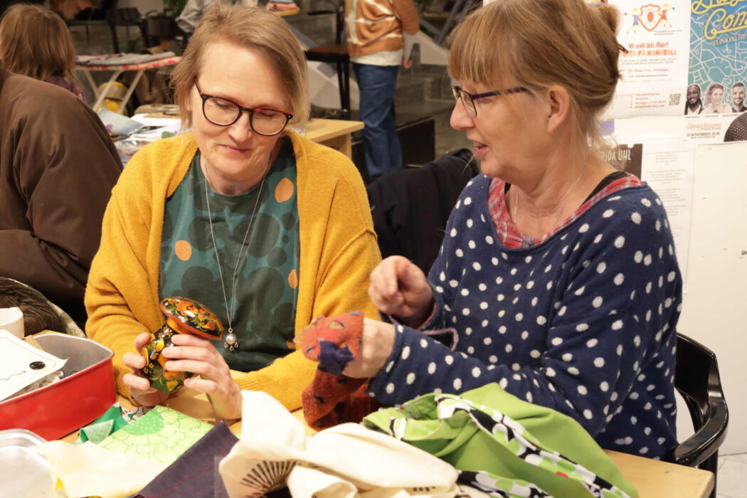 Birgitta Råstander och Sara Bergfors lagar saker tillsammans.