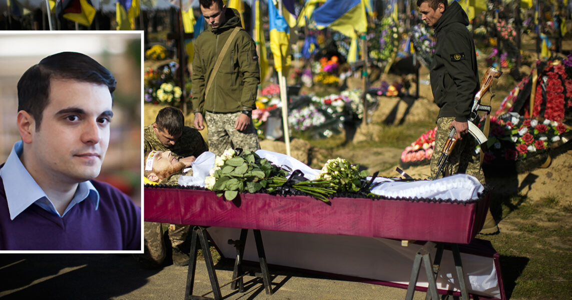 En stupad soldat ska begravas i Charkiv och andra soldater tar farväl.