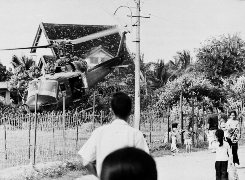På bilden ser vi en helikopter som landat i Vietnam, under USA krig där på 60-talet.
