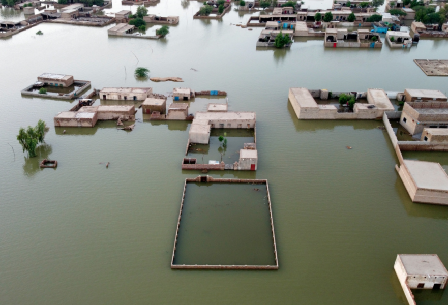 Många bostadsområden ser fortfarande ut som sjöar efter sommarens extrema monsunregn i Pakistan.