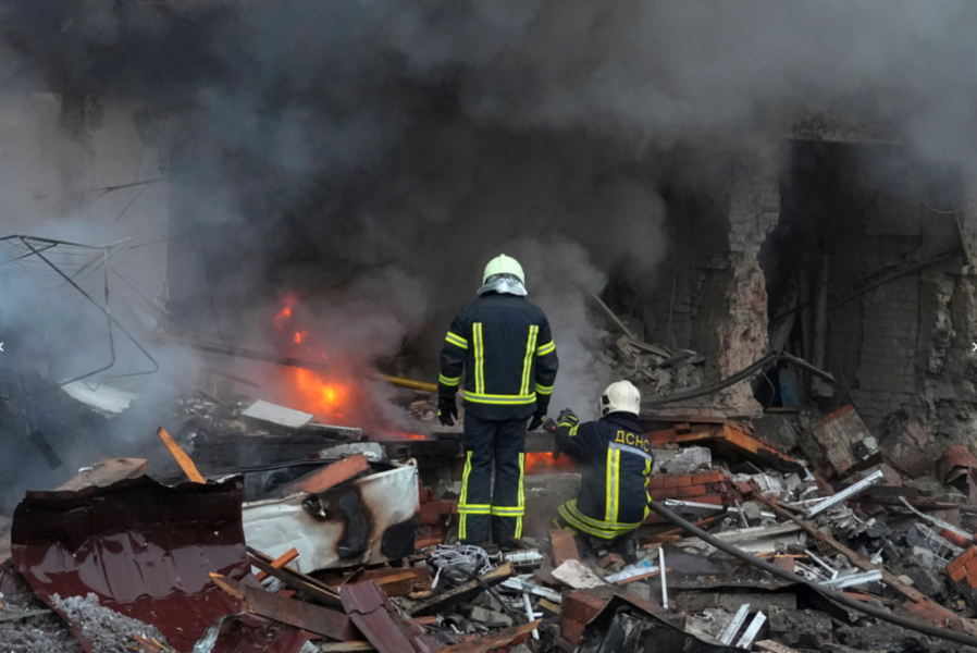 Brandmän vid ett förstört hus i Kiev.