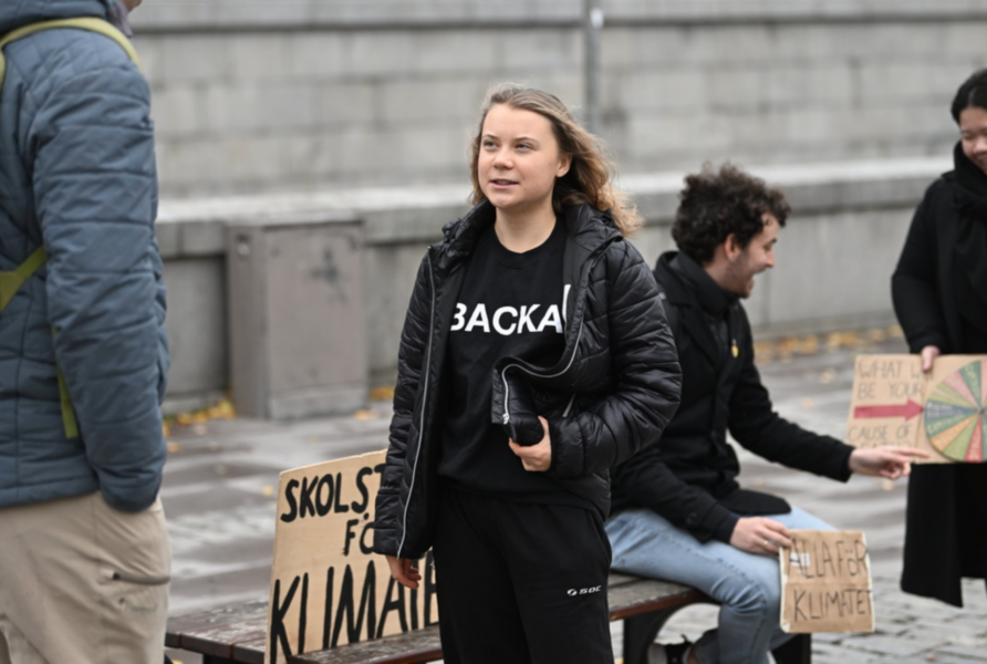 Bland de totalt 636 barn och unga som står bakom stämningen finns aktivisten Greta Thunberg.