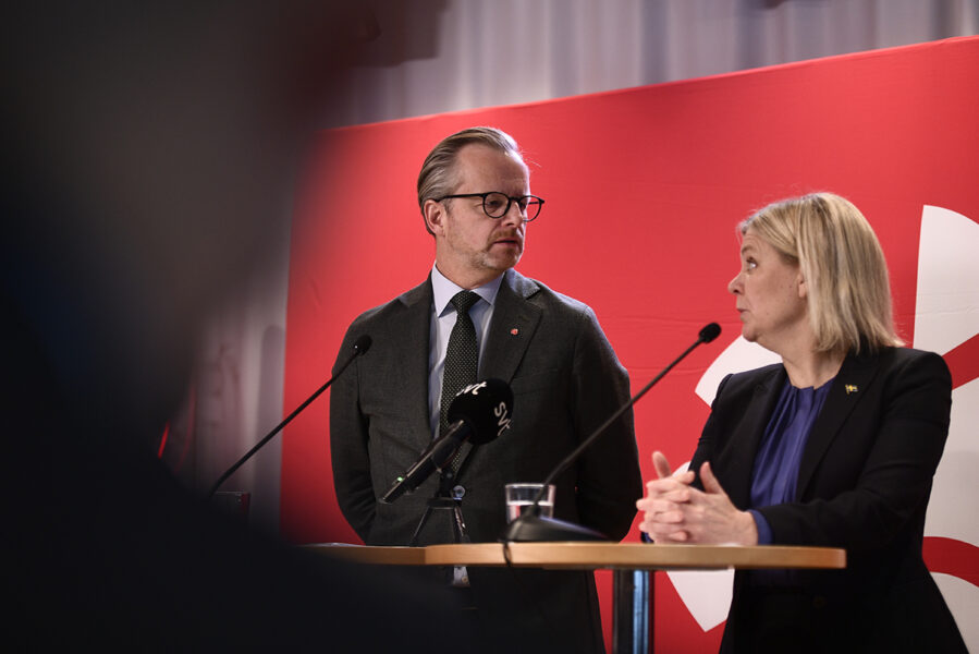 Magdalena Andersson och Mikael Damberg under pressträff där de presenterade delar av S skuggbudget.