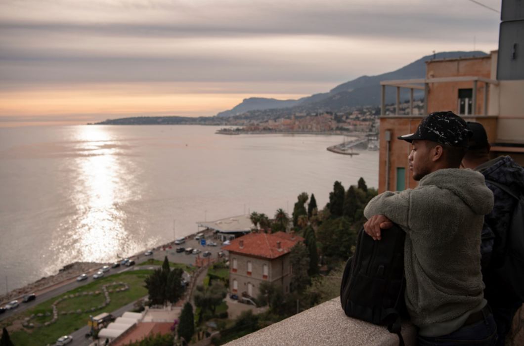 Migranter väntar vid den italienska gränsstaden Ventimiglia.