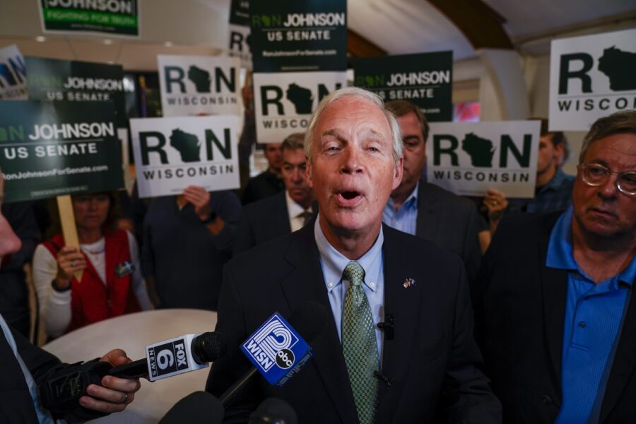 Republikanen Ron Johnson har tagit hem Wisconsins senatorsmandat.