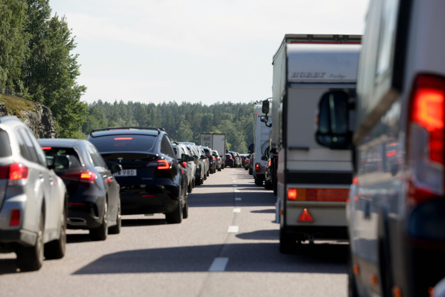 Utsläppen av växthusgaser måste minska från vägtransporter om Sverige ska nå de nationella och EU-målen.