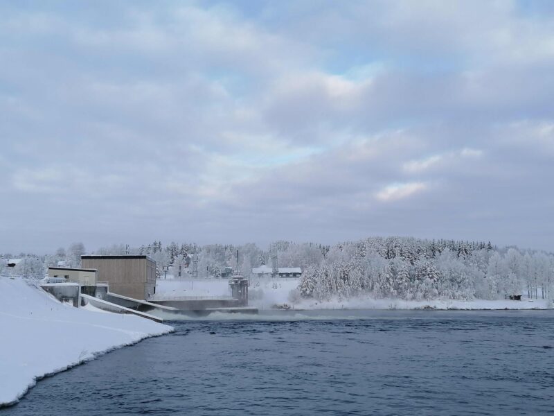 Granboforsens kraftverk var först i Sverige med en anläggning som kombinerar batterier och vattenkraft.