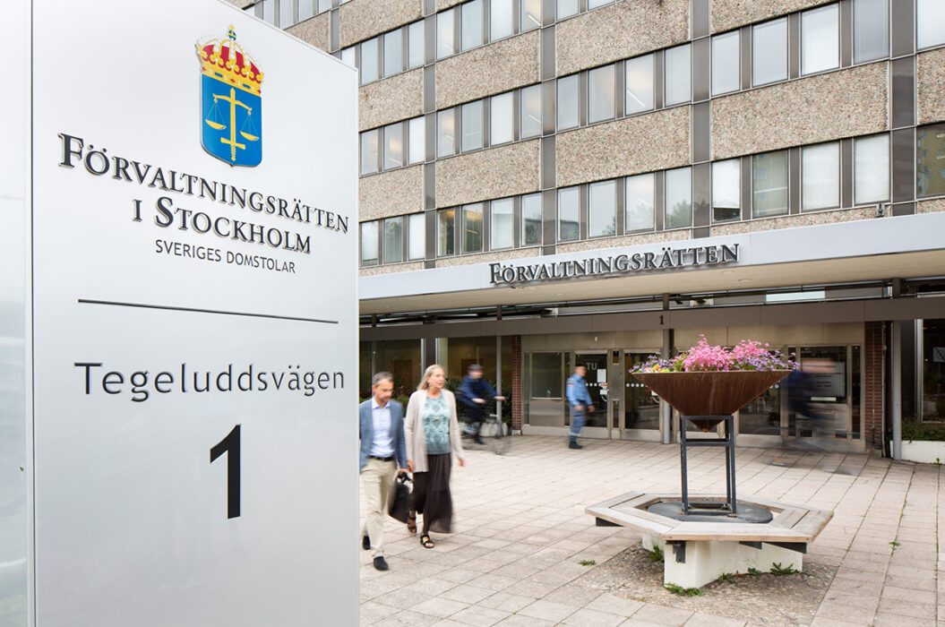 Migrationsdomstolen vid Förvaltningsrätten i Stockholm beslutade om att utvisa en 24-årig man till Egypten, ett beslut som väcker starka protester.