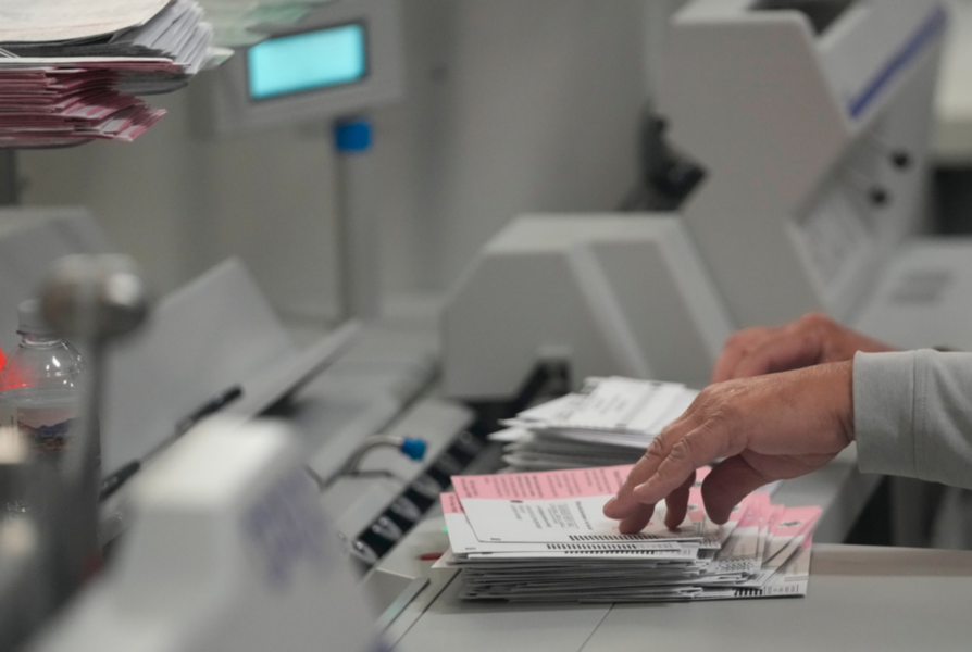 En valarbetare jobbar med rösträkningen i Las Vegas, Nevada.