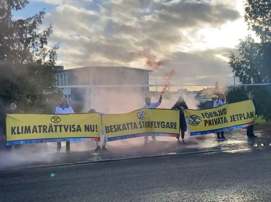 Klimataktionen på Bromma flygplats var en del i en global kampanj mot privatjetflygande och för klimaträttvisa.