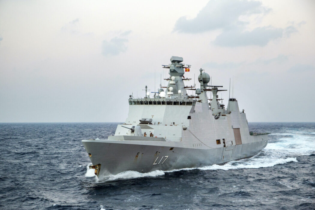 Soldater från danska marinens fartyg Esbern Snare hamnade i eldstrid i Guineabukten för ett år sedan.