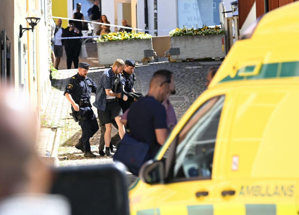 Civilklädd och uniformerad polis griper Theodor Engström efter attacken mot Ing-Marie Wieselgren, den 6 juli i år.