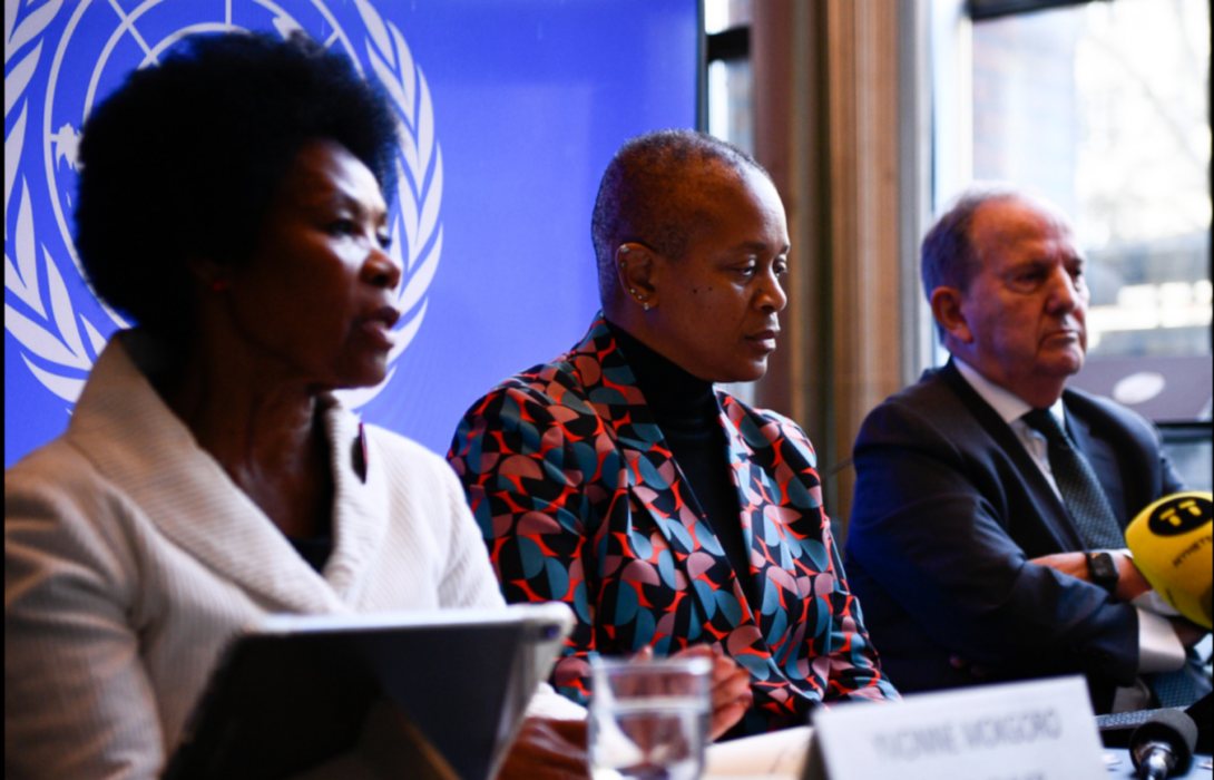 FN-expertgruppen för rasrättvisa och brottsbekämpning , som består av (från vänster) Yvonne Mokgoro (ordförande), Tracie Keesee och Juan Méndez, håller en presskonferens i slutet av sitt uppdrag för att redogöra för preliminära observationer i samband med sitt besök till Sverige.