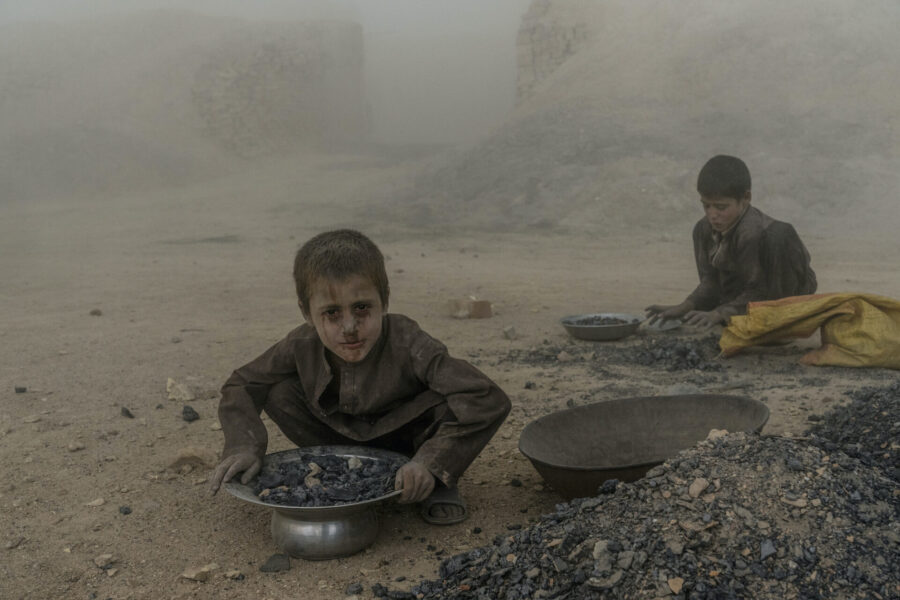 Afghanska barn som arbetar i en tegelfabrik i utkanten av Kabul, Afghanistan, i augusti 2022.