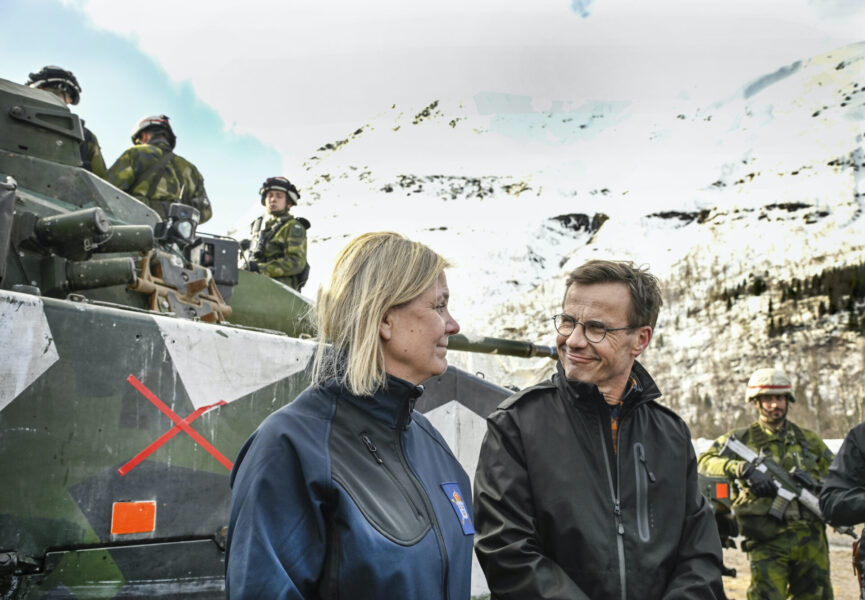 Statsminister Ulf Kristersson (M) tillsammans med sin Magdalena Andersson (S) besökte i mars 2022 militärövningen Cold Response i Norge, där Nato- och partnerländer deltog.