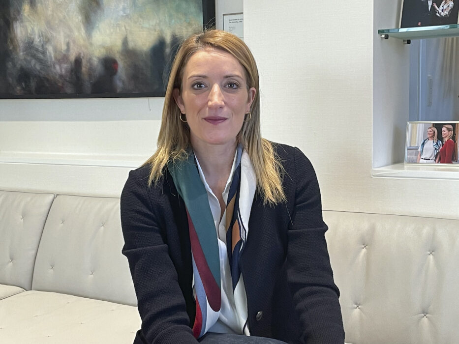 EU-parlamentets talman Roberta Metsola på sitt kontor i Bryssel.