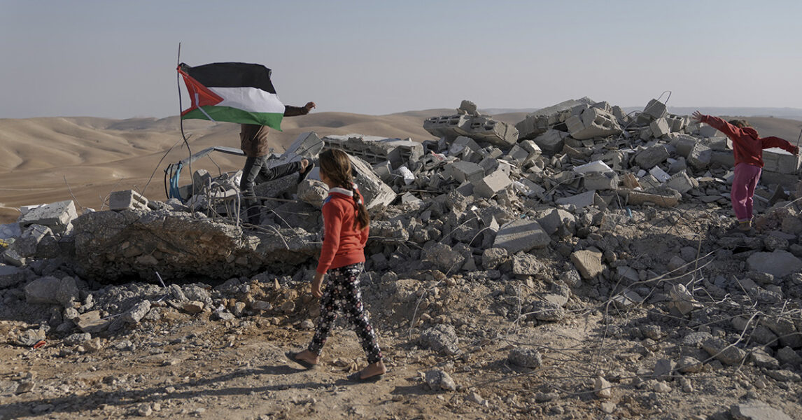Några palestinska barn kliver runt i det som var deras skola tills för en vecka sedan, när israelisk militär förstörde den.