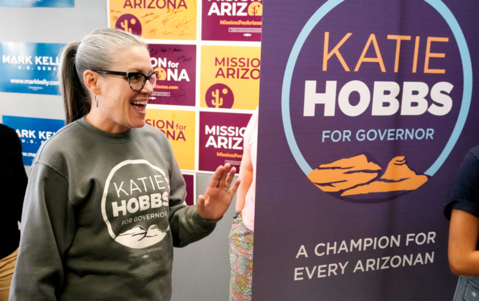 Katie Hobbs blir guvernör.