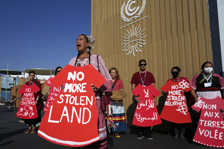 Demonstranter från gruppen Indigenous women action på plats under Cop27.