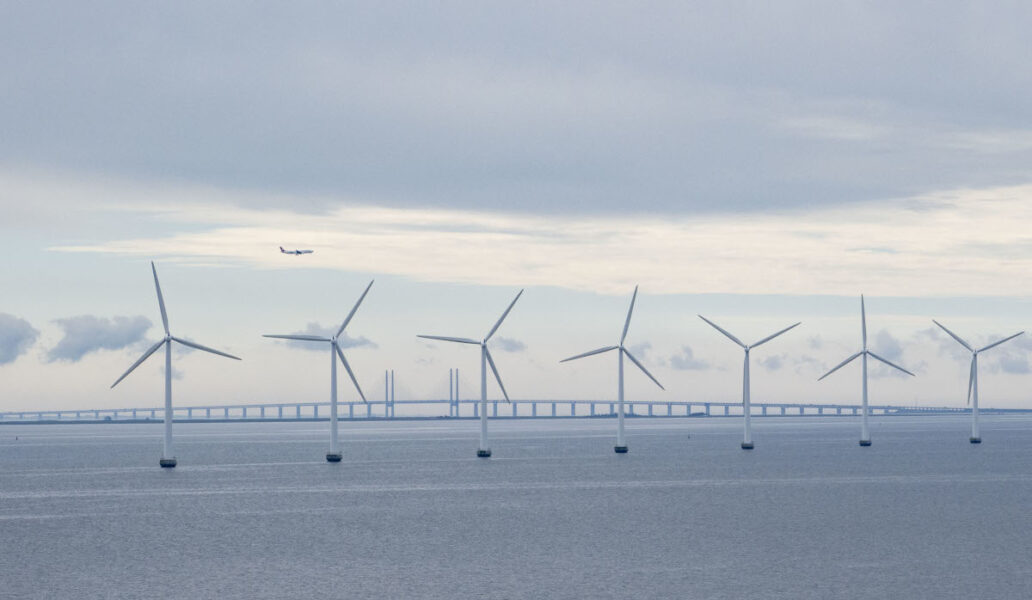 Havsbaserad vindkraft på Lillgrund söder om Öresundsbron.