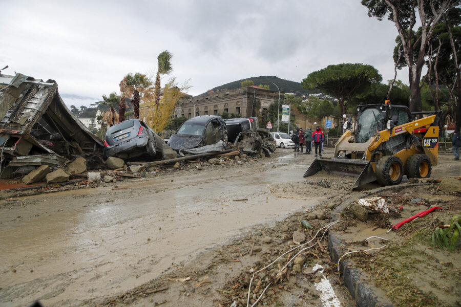 Räddningsarbetet pågår för att få bort leran från gatorna i Casamicciola, på norra delen av ön Ischia i Italien.