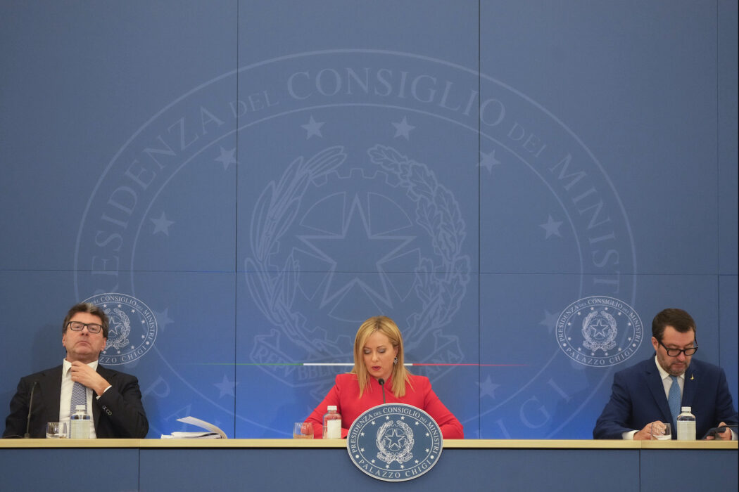 Premiär minister Giorgia Meloni tillsammans med finansminister Giancarlo Giorgetti (tv) och infrastrukturminister Matteo Salvini (th) under en presskonferens där budgeten presenterades.