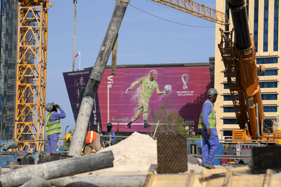 Byggarbetare färdigställer det sista inför fotbolls-VM i Qatar.