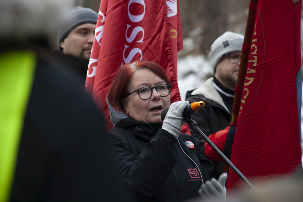 Mirja Räihä, ordförande LO-distriktet, talade vid dagens manifestation vid iranska ambassaden.