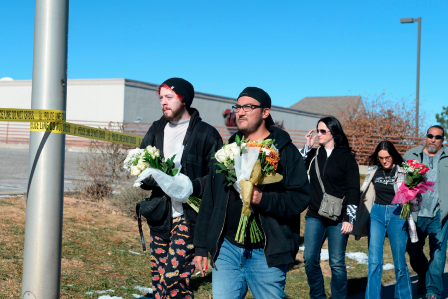 Många ville hedra offren genom att lägga blommor vid polisens avspärrningar.