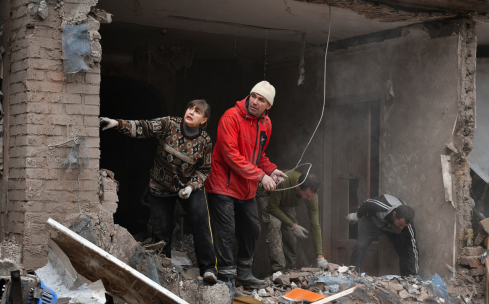 Människor arbetar i bråten efter en attack mot Slovjansk i regionen Donetsk den 10 oktober.