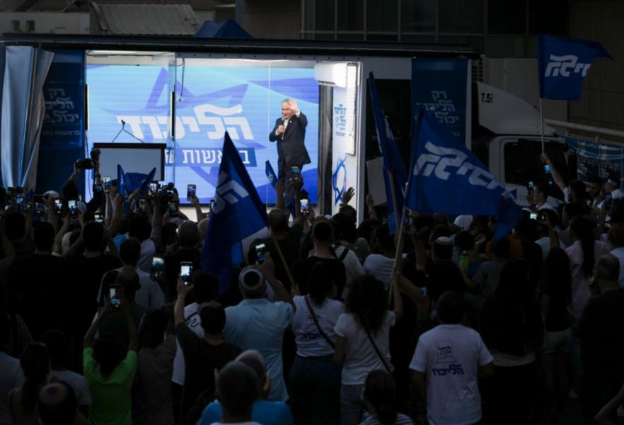Före detta premiärministern Benjamin Netanyahu håller tal inför valet bakom skottsäkert glas i "Bibi-bussen" i Beersheba, södra Israel, 13 september.