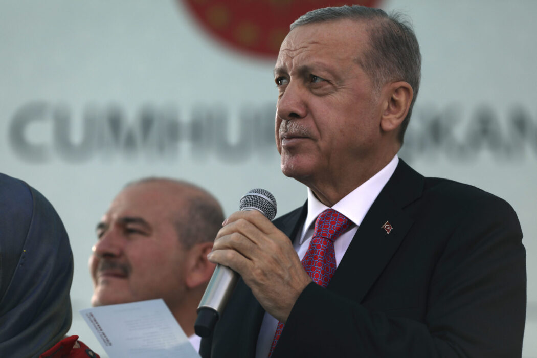 Under tisdagen ska statsminister Ulf Kristersson träffa Turkiets president Erdogan för att försöka lösa knutarna som kvarstår innan Sverige får grönt ljus att gå med.