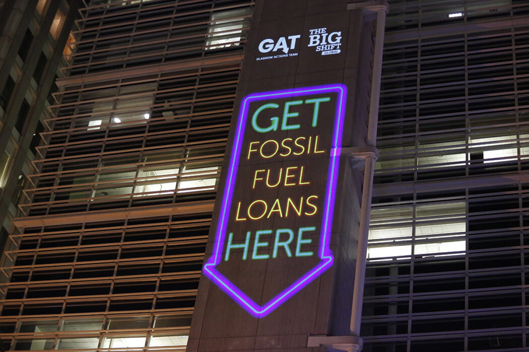 En ”reklamskylt” för fossila banklån som aktivister från Glasgow action team satte upp i Washington i oktober 2022.
