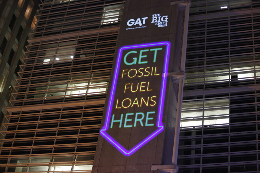 En ”reklamskylt” för fossila banklån som aktivister från Glasgow action team satte upp i Washington i oktober 2022.