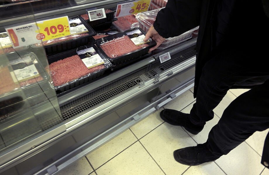 Butikernas erbjudanden uppmuntrar till köttkonsumtion – WWF har studerat handelns reklamblad.