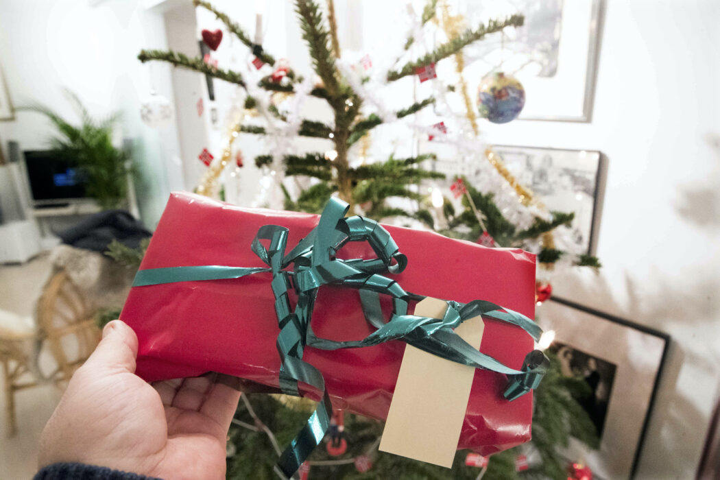 Det finns flera fördelar med begagnade julklappar, förklarar Staffan Appelgren, expert på second-hand och återbruk vid Göteborgs universitet.