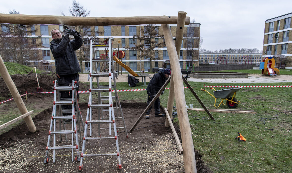 En lekpark under byggnation i Vollsmose 2018.