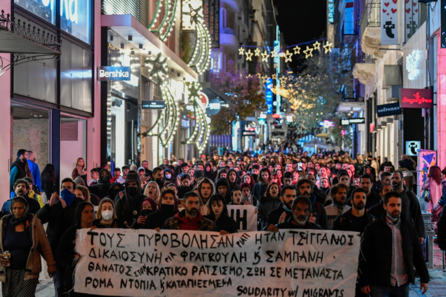 Demonstranter i Greklands huvudstad Aten med texten "De sköt dem eftersom de är romer".
