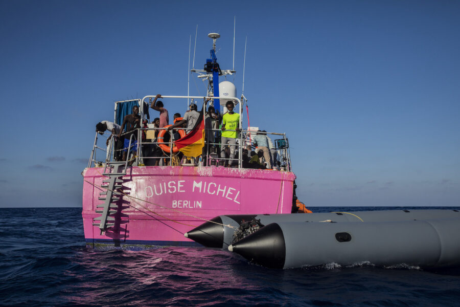 Räddningsfartyget Louise Michel i Medelhavet.