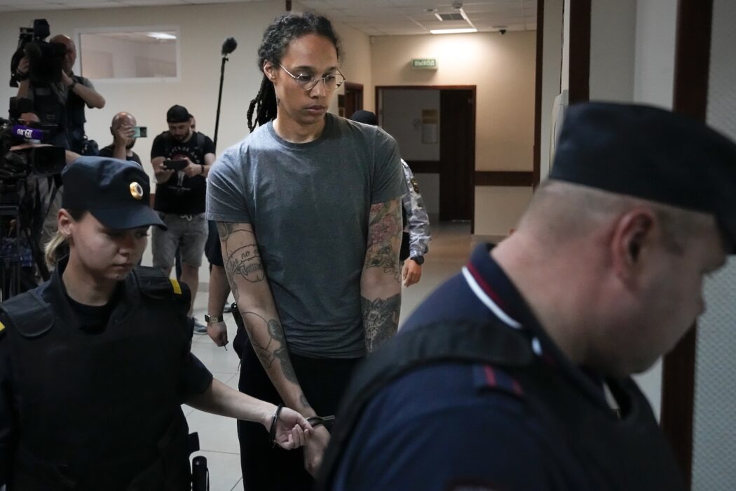 Basketstjärnan Brittney Griner har släppts från ryskt fängelse i utbyte mot en ökänd rysk vapenhandlare.
