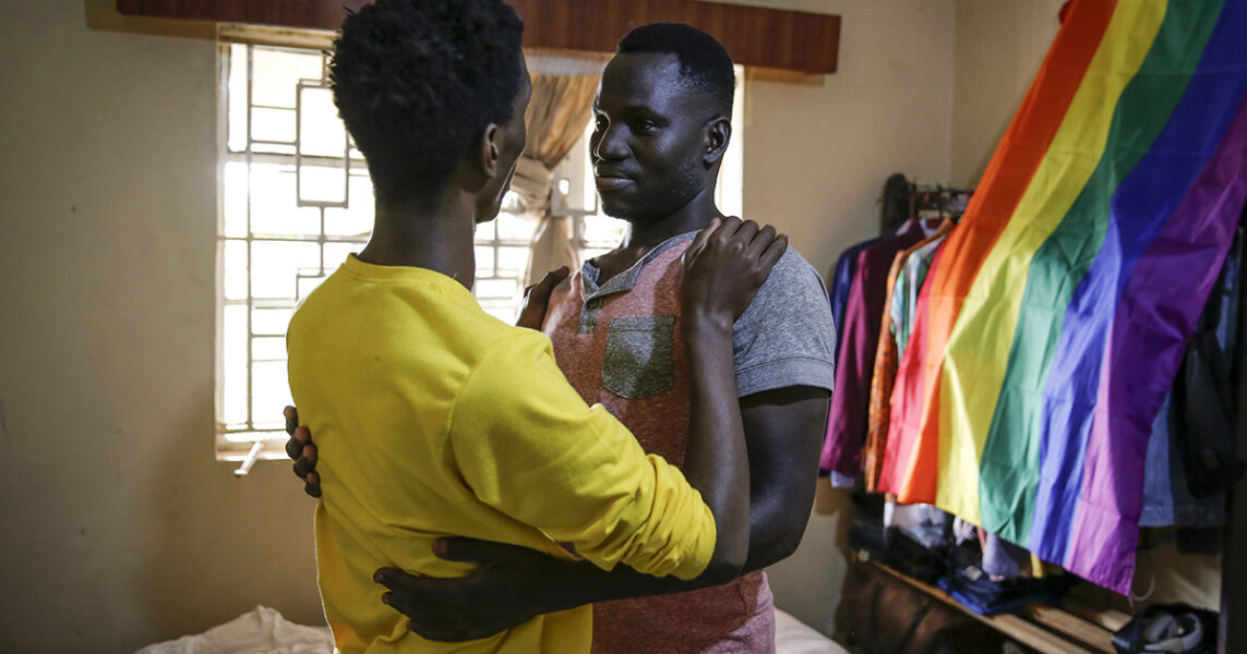 Martin Okello (till höger) kramar om en vän i hbtq+-flyktingarnas hus i ett flyktingläger i Nairobi.