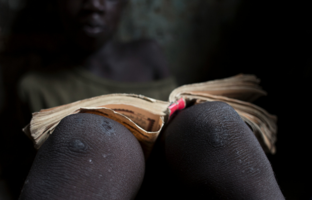 En koranskolestudent i Senegal studerar i en skola i en förort till huvudstaden Dakar.