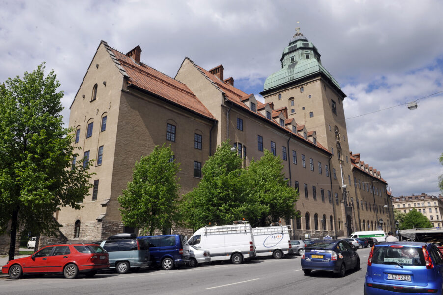 En polis i Stockholm åtalas vid Stockholms tingsrätt för att under ett ingripande ha tvingat en oskyldig tonåring att ta av sig naken.