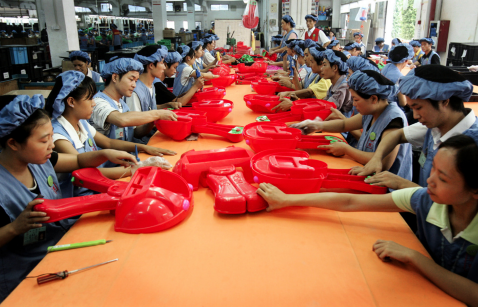 Arbetare sätter ihop leksaksbilar i en fabrik i Dongguan.
