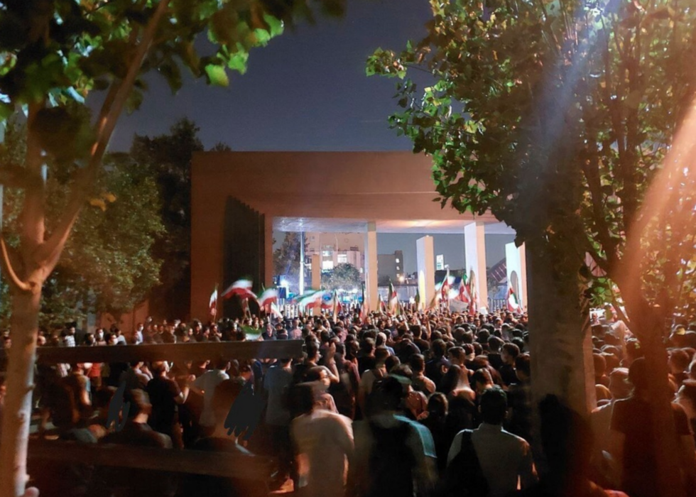 Demonstrerande människor i Teheran, på en av de få bilder som finns inifrån protesternas Iran.