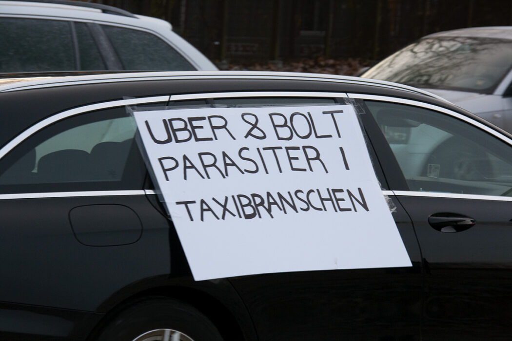 Apptaxiförare samlades för att protestera mot "uberisering" och för arbetares rättigheter.