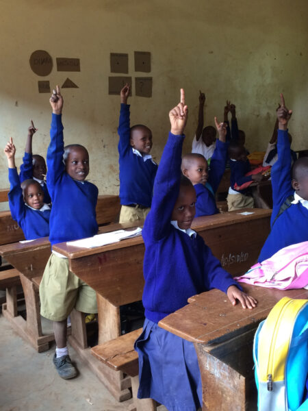 Skolbarn undervisas i Tanzania.