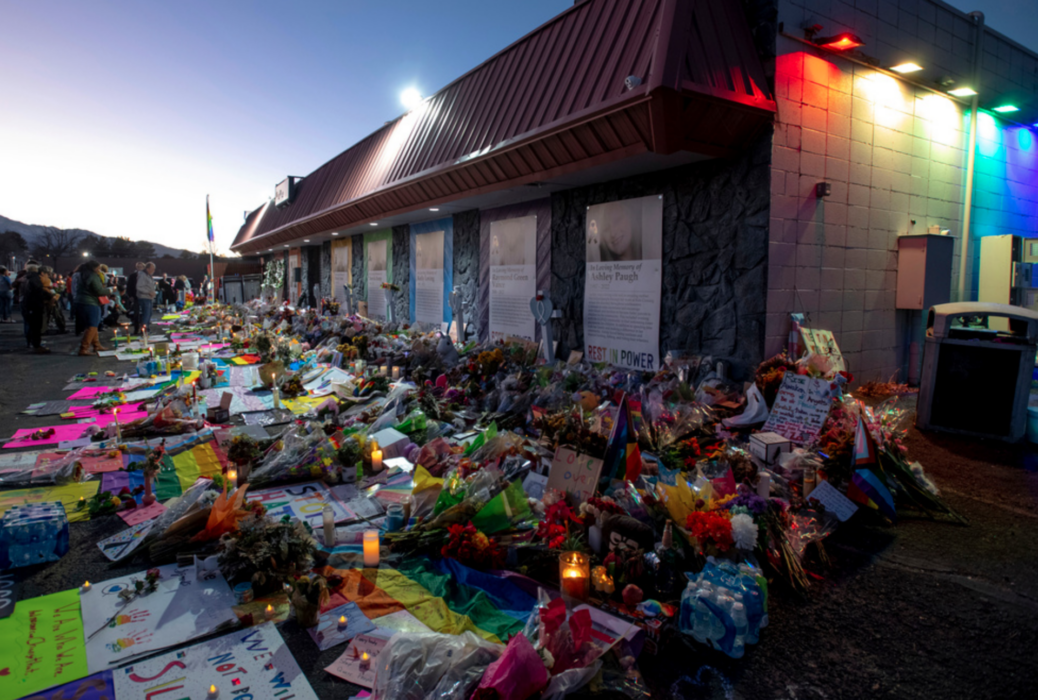 Folk sörjer offren för attacken mot nattklubben Club Q, som var en fristad för hbtq-personer.